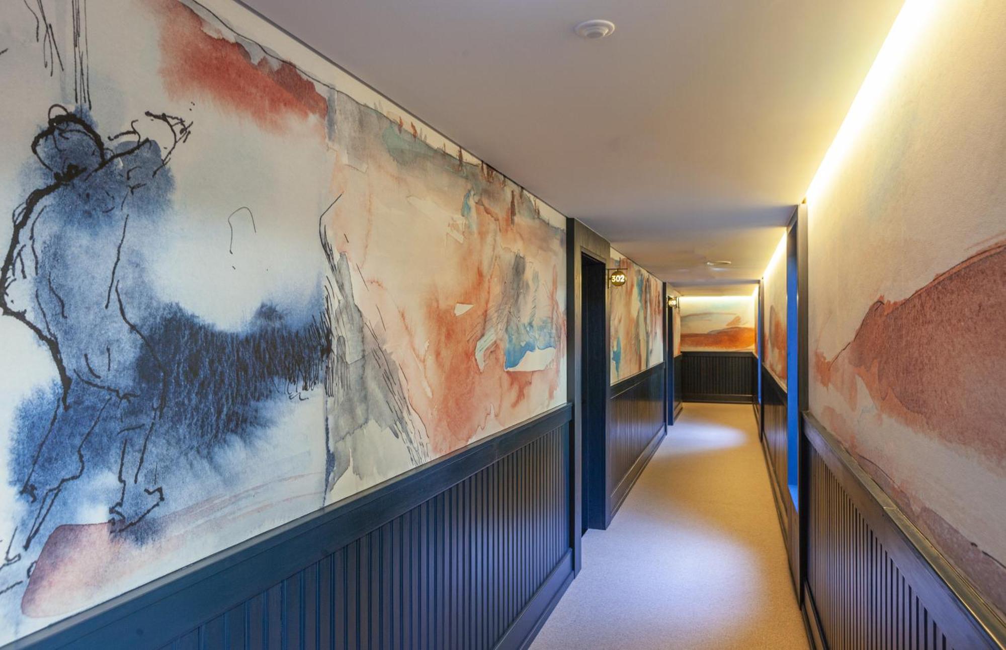 Timbre Virtudes Hotel Porto Exterior photo Corridor at the hotel