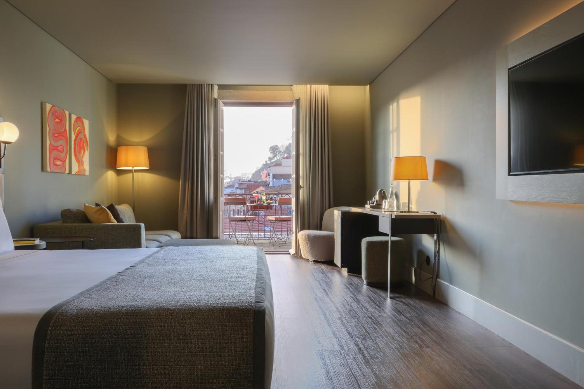 Timbre Virtudes Hotel Porto Exterior photo A room at the hotel