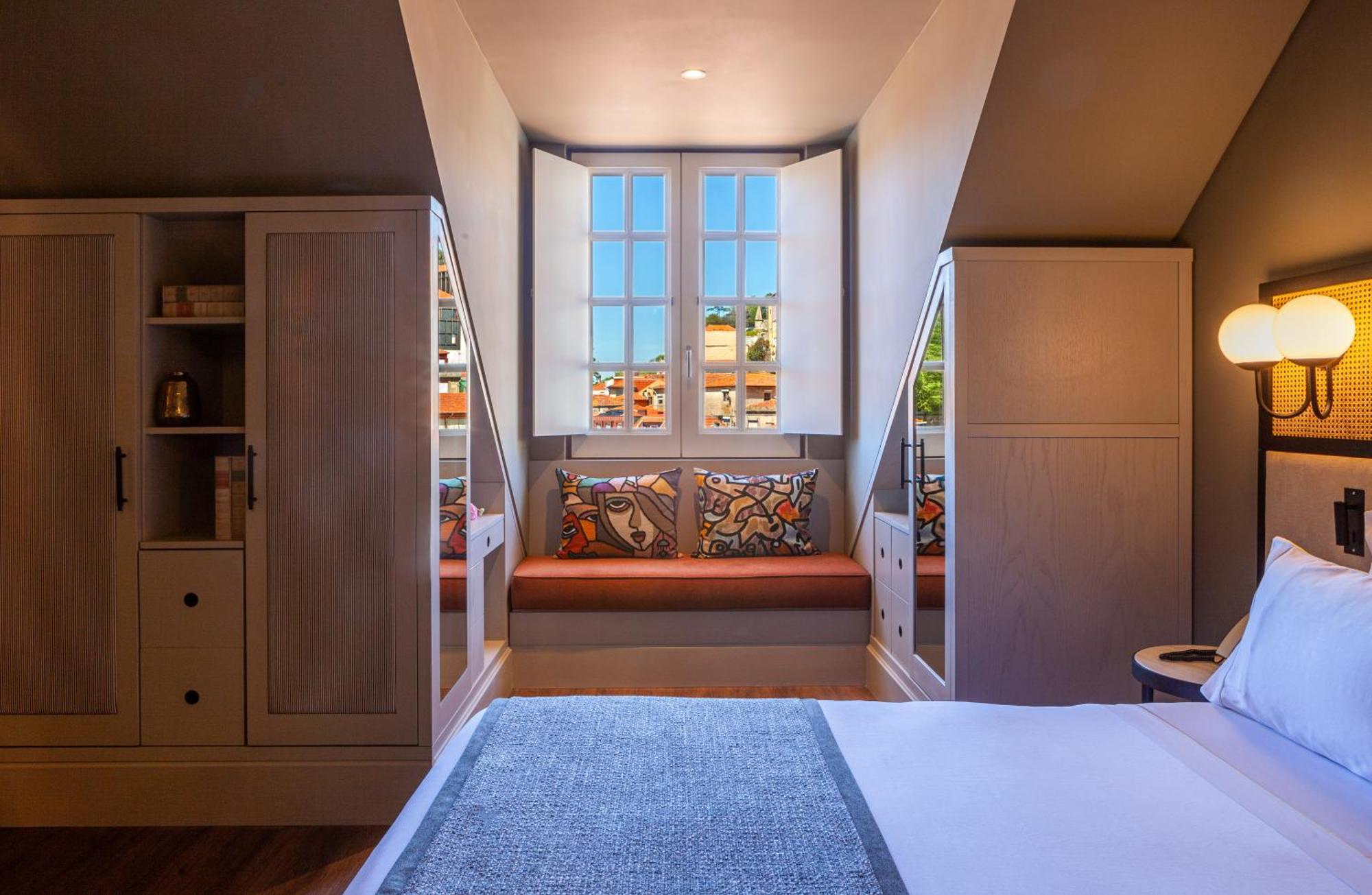 Timbre Virtudes Hotel Porto Exterior photo A room at the hotel