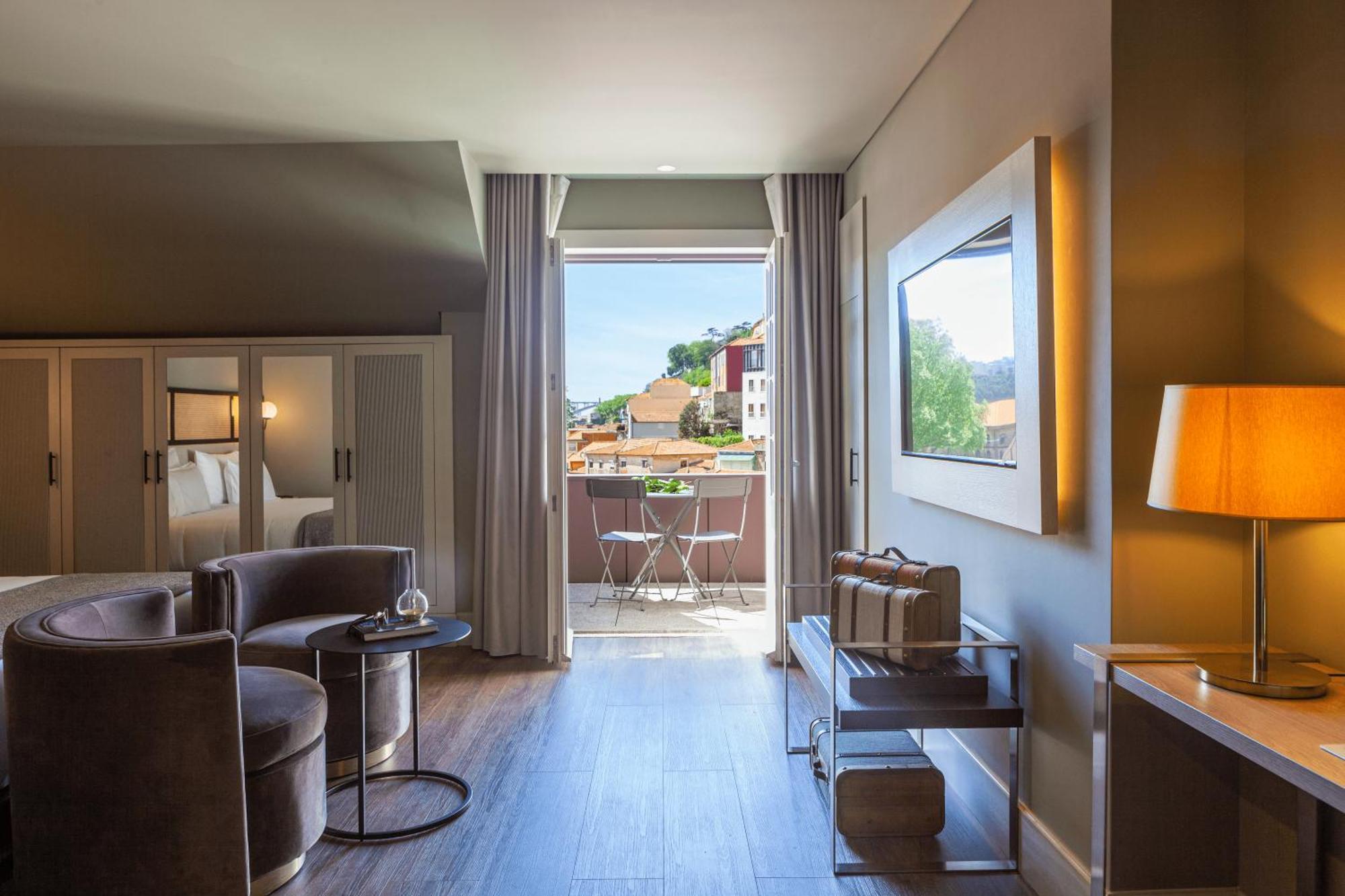 Timbre Virtudes Hotel Porto Exterior photo A room at the hotel