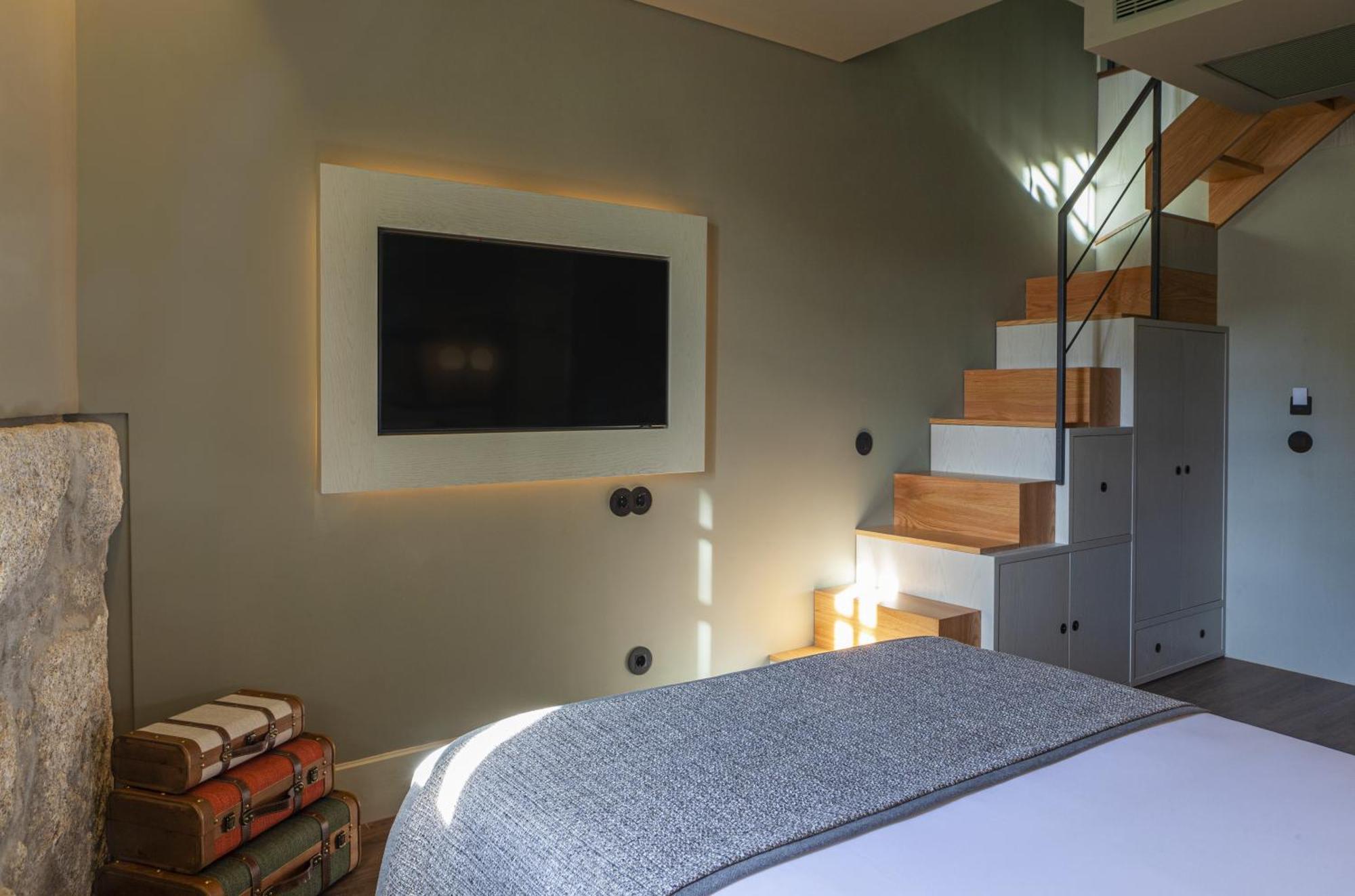 Timbre Virtudes Hotel Porto Exterior photo A television mounted on a wall