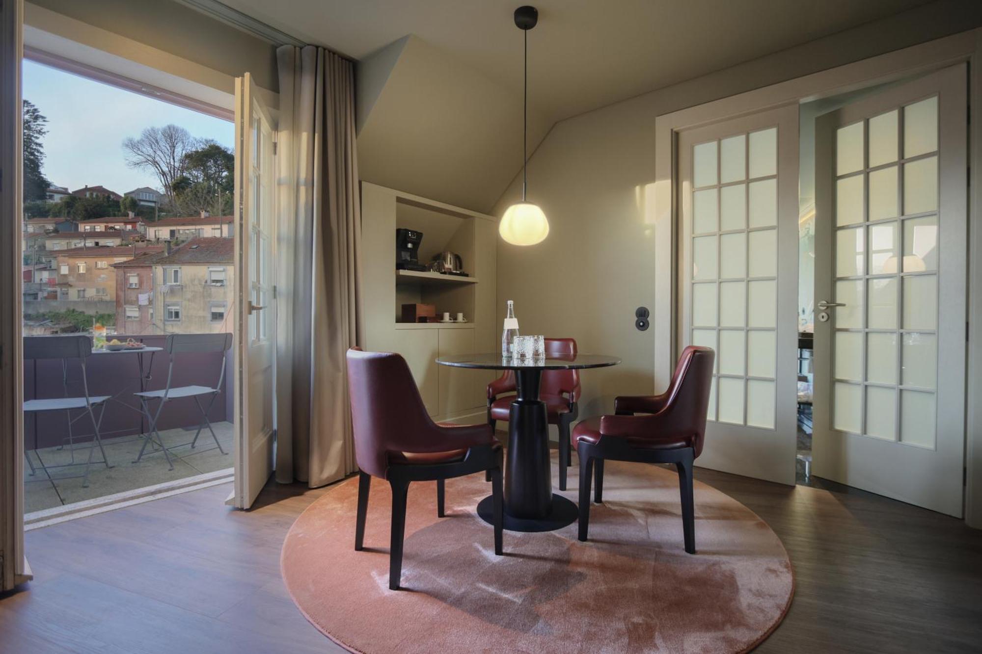 Timbre Virtudes Hotel Porto Exterior photo A suite at the Hotel