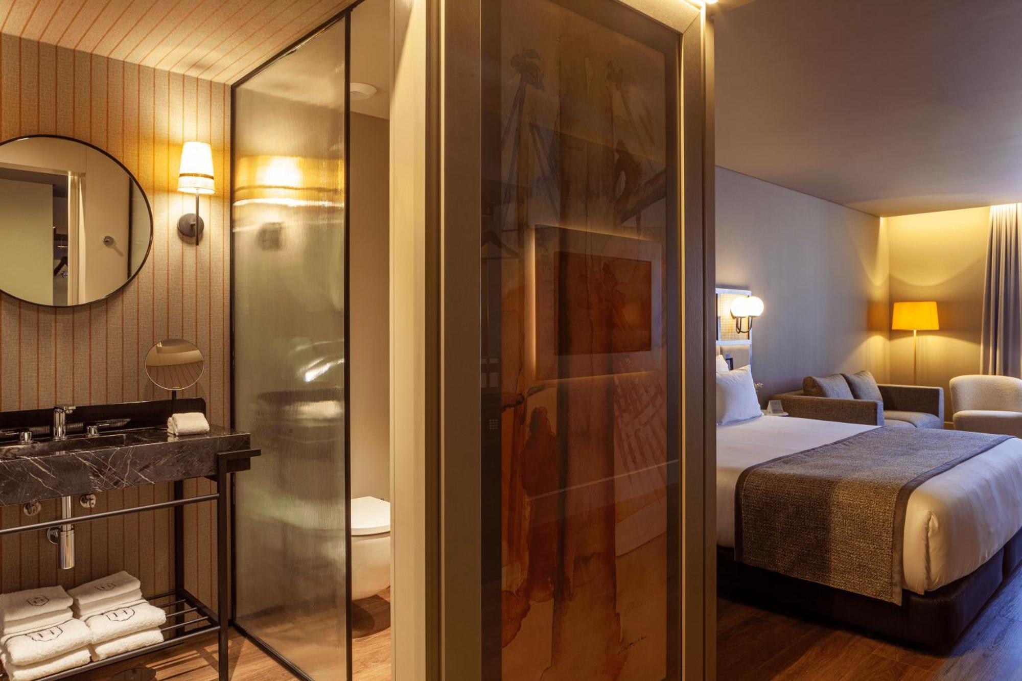 Timbre Virtudes Hotel Porto Exterior photo A room at the hotel