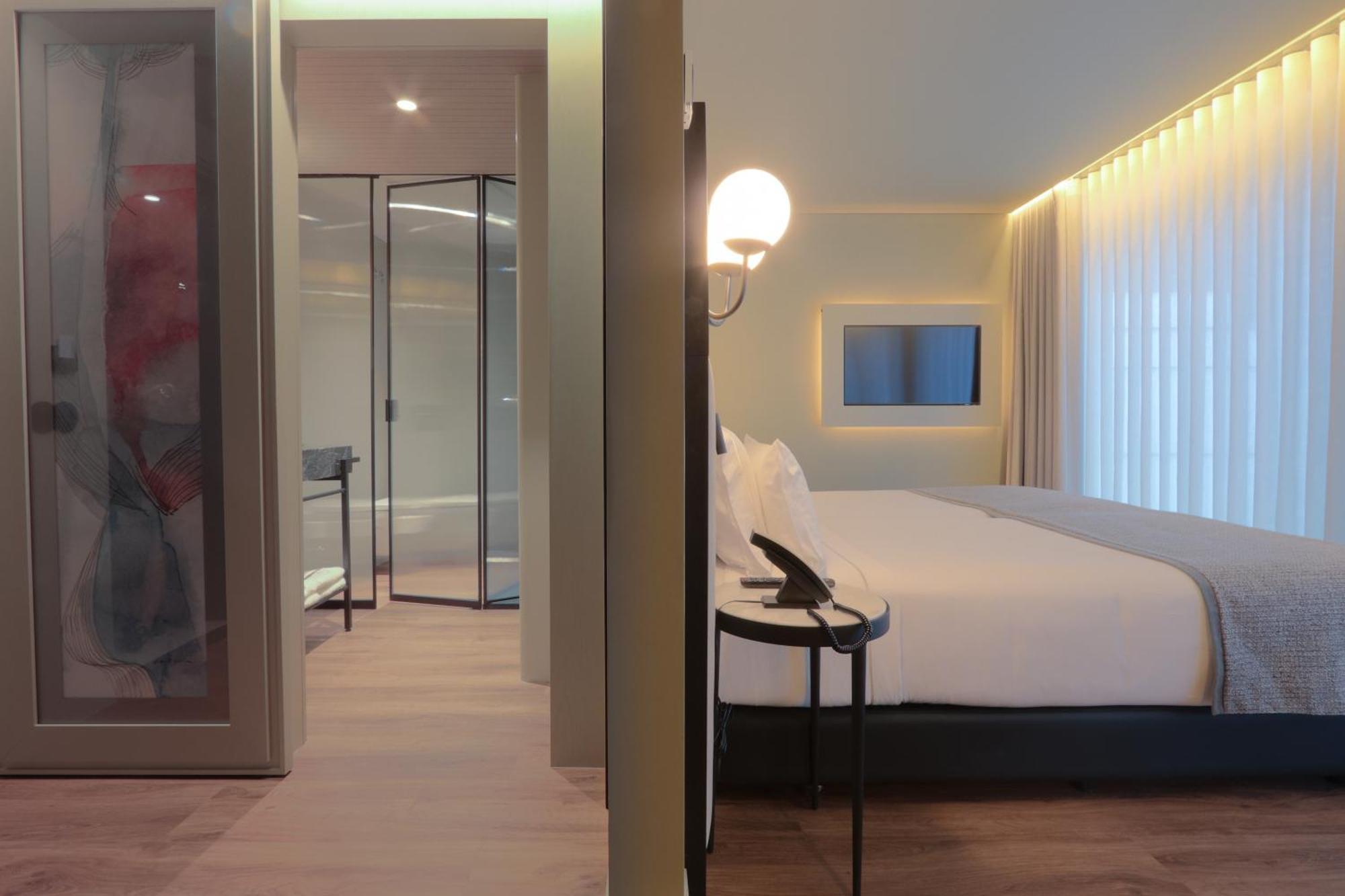 Timbre Virtudes Hotel Porto Exterior photo A room at the hotel