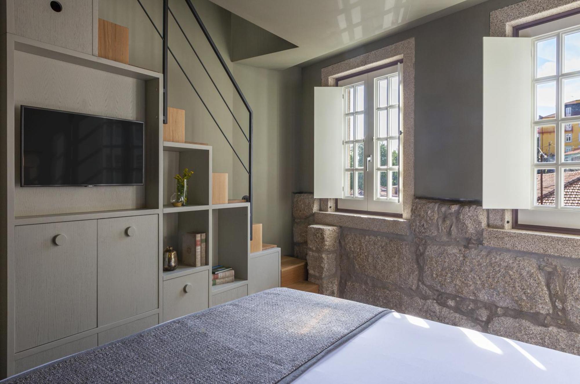 Timbre Virtudes Hotel Porto Exterior photo A bedroom in the hotel