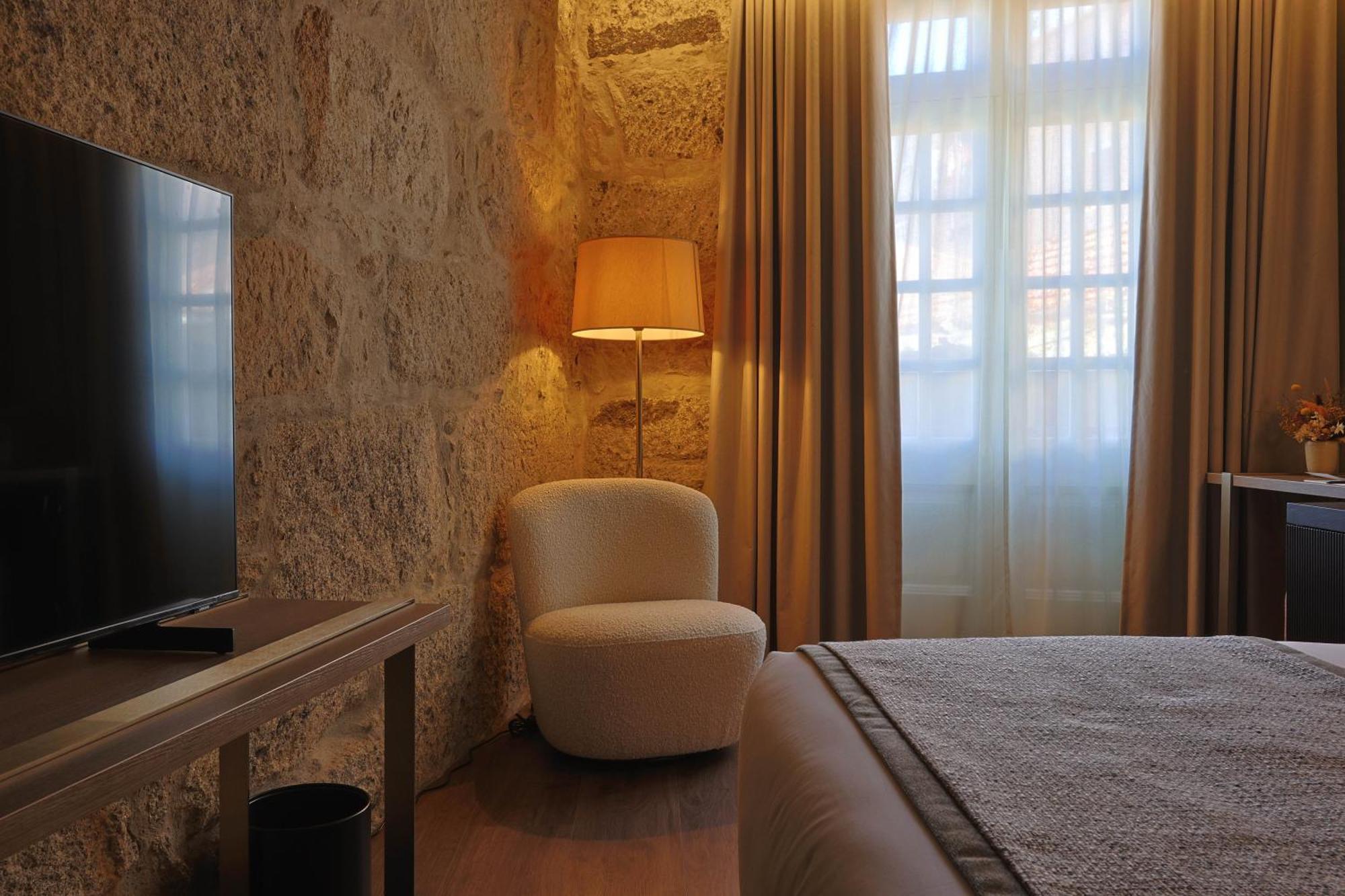 Timbre Virtudes Hotel Porto Exterior photo A room at the hotel