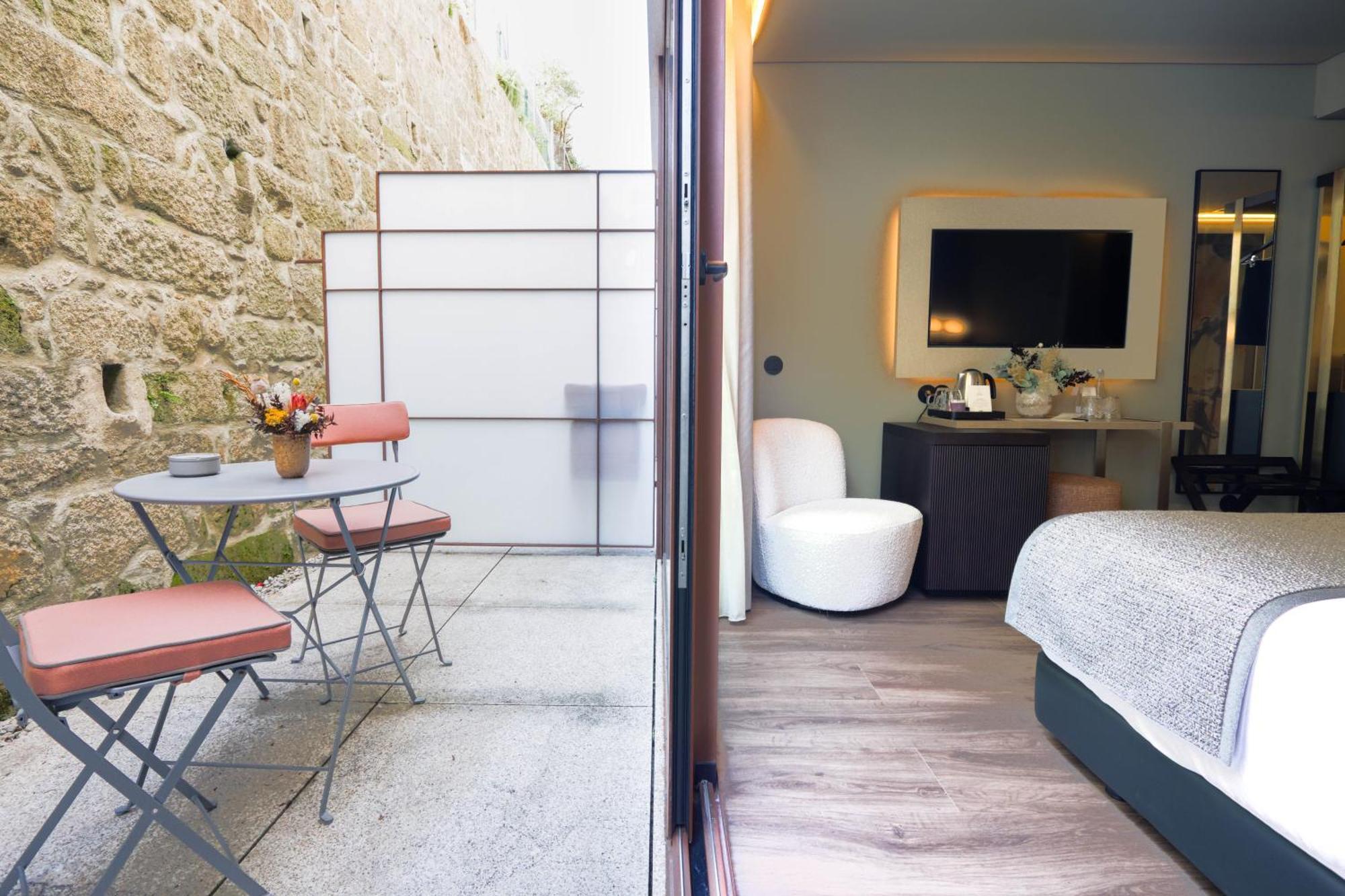 Timbre Virtudes Hotel Porto Exterior photo A room at the hotel