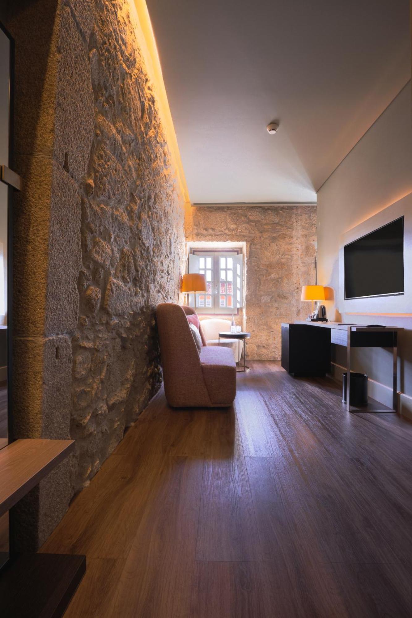 Timbre Virtudes Hotel Porto Exterior photo A room at the hotel