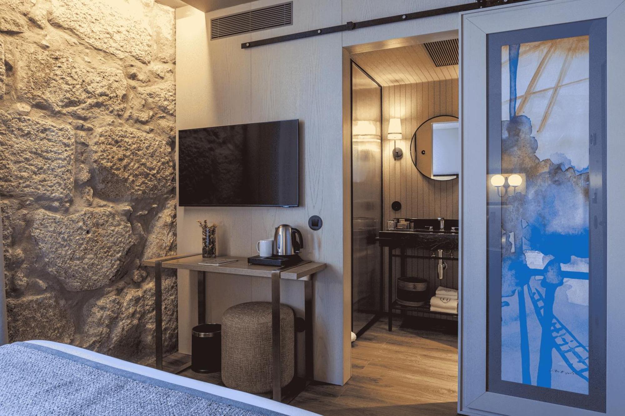 Timbre Virtudes Hotel Porto Exterior photo A room at the hotel